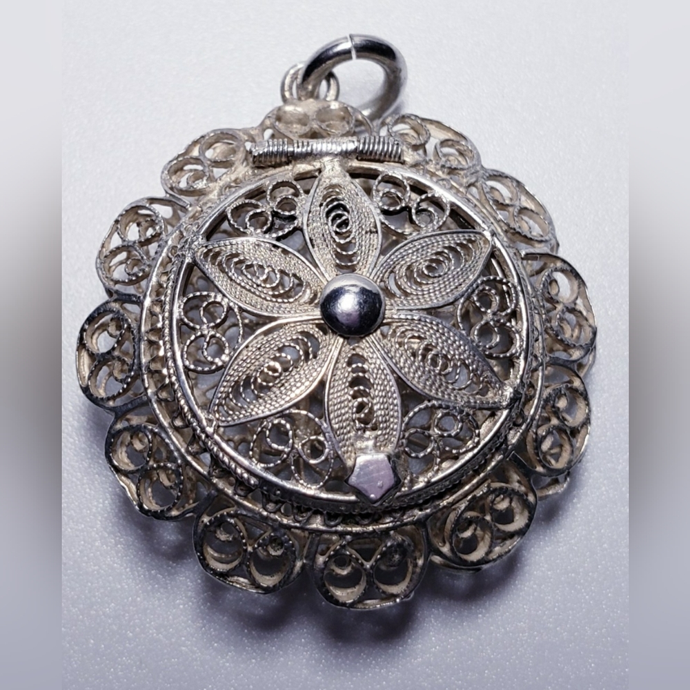 Vintage Sterling Silver Floral Filigree Locket Charm Pendant - Picture 3 of 6